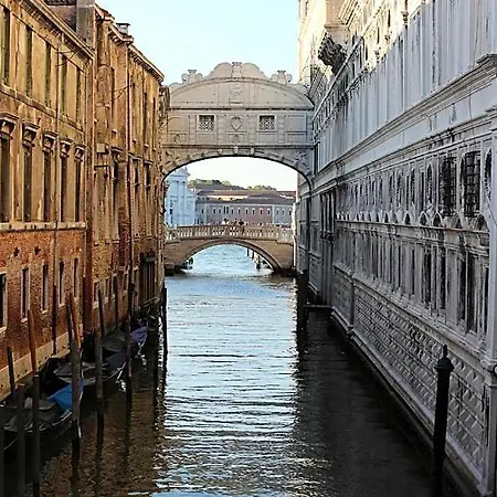 Mezzo Pozzo 2* البندقية